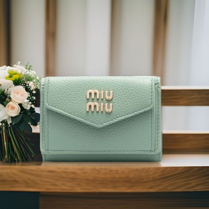 グリーン（緑）系 MiuMiu(ミュウミュウ) 折りたたみ財布(レディース