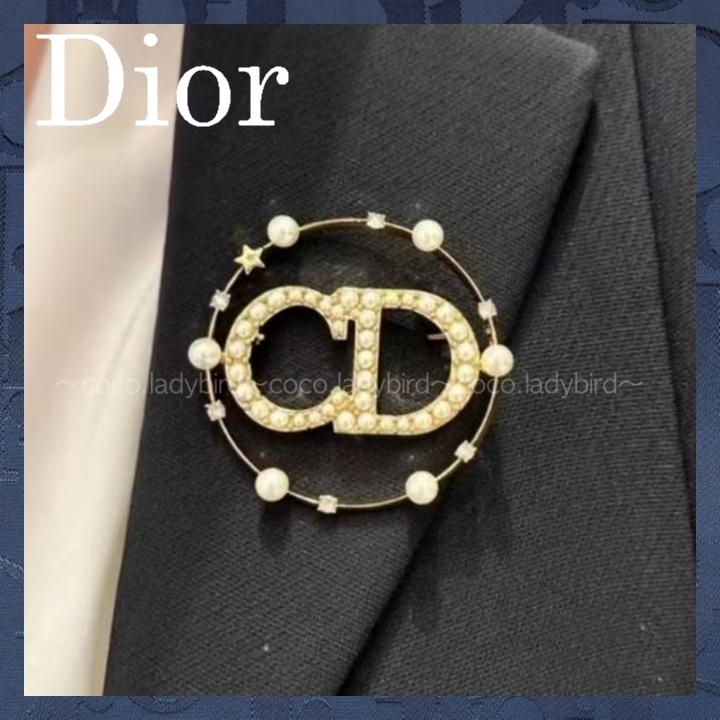 パールとクリスタルを使用したDiorのエレガントなブローチ。