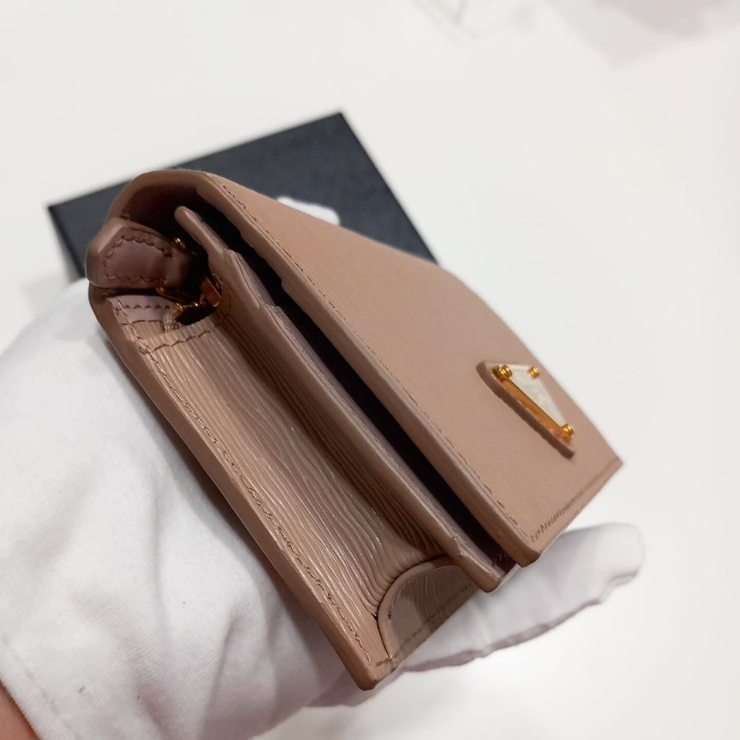 セール】プラダ☆三角ロゴレザーコンパクト財布1MV021 2DDU (PRADA