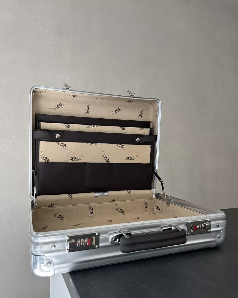 RIMOWA】Classic Flight アタッシュケース アルミニウム (RIMOWA