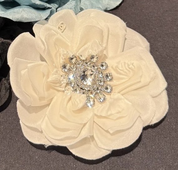 25A 美しいシルクサテン /ホワイト】CHANEL カメリアブローチ