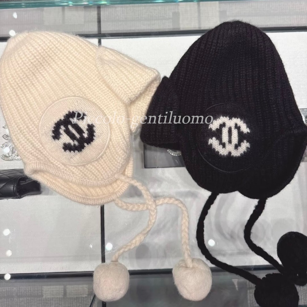 可愛いボンボンが目を惹く♪】シャネル ニット帽 (CHANEL/ニット