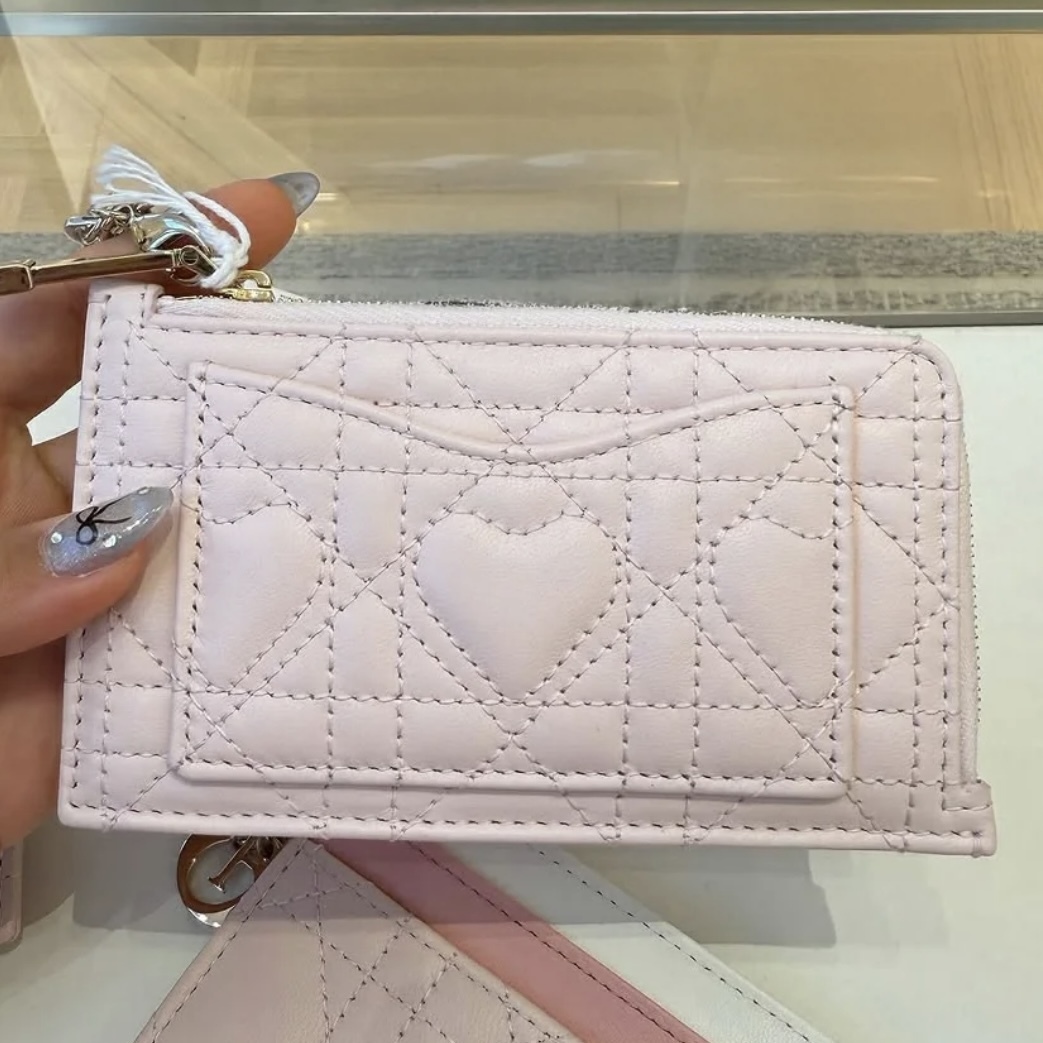 Dior ハート キルティング ジップ カードケース 🎀 新発売のDiorの