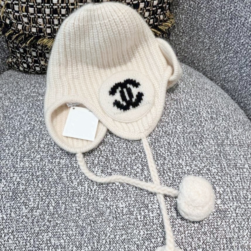 CHANEL ニット帽ビーニーポンポン