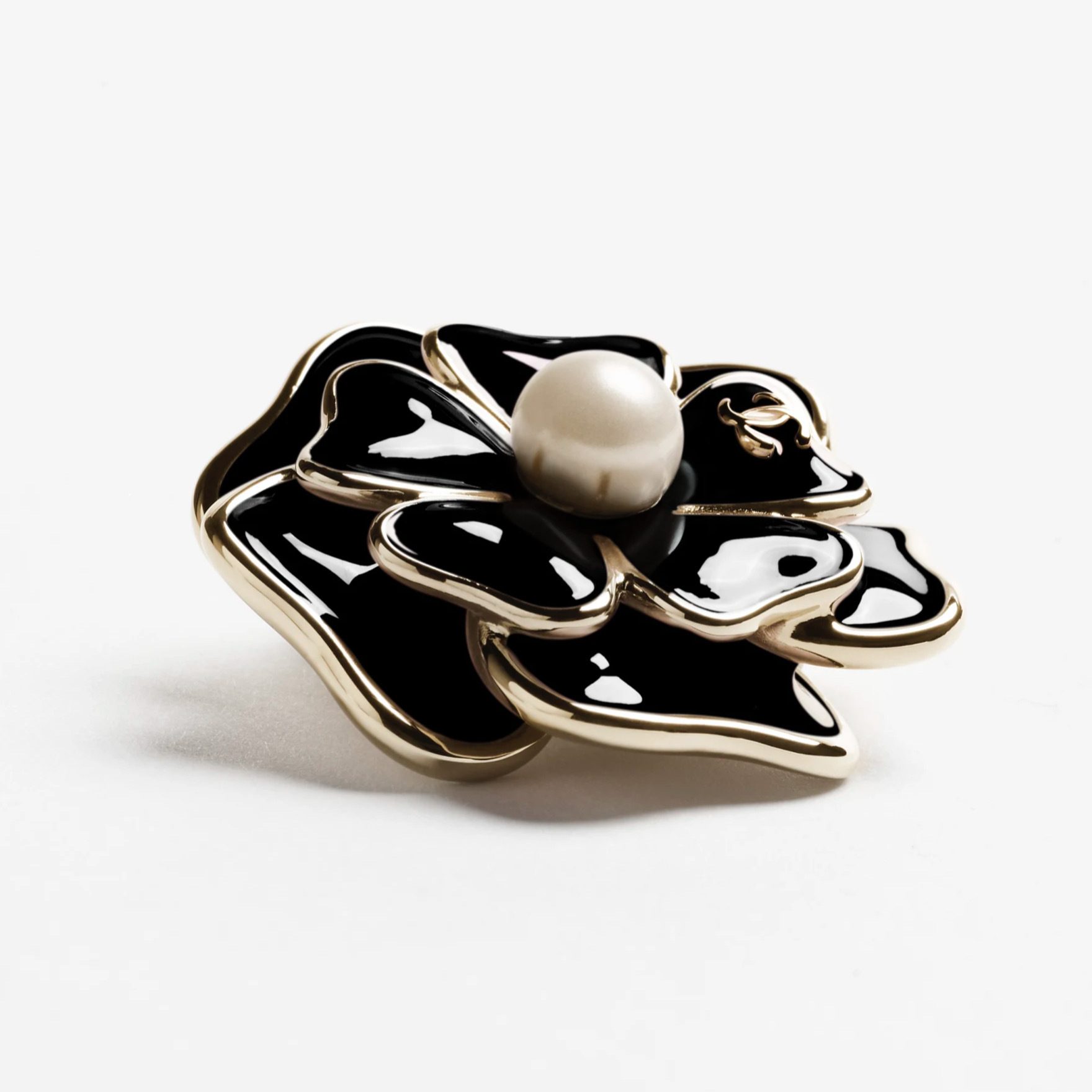 上品なカメリアブローチ【CHANEL】コーデのワンポイントに (CHANEL