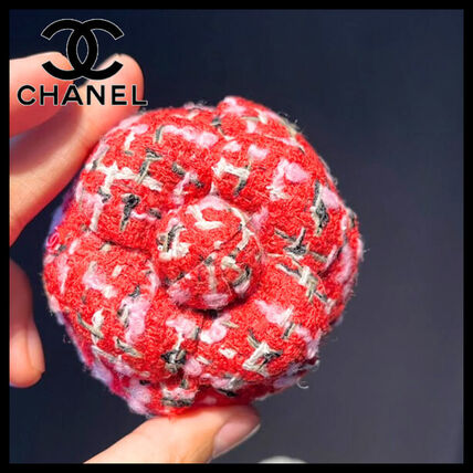 ブローチ レッド（赤）系 CHANEL(シャネル) - ブランド通販のBUYMA