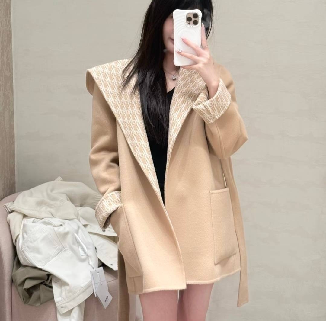 エレガントな雰囲気に】Dior フード付きクロップドコート (Dior/コート