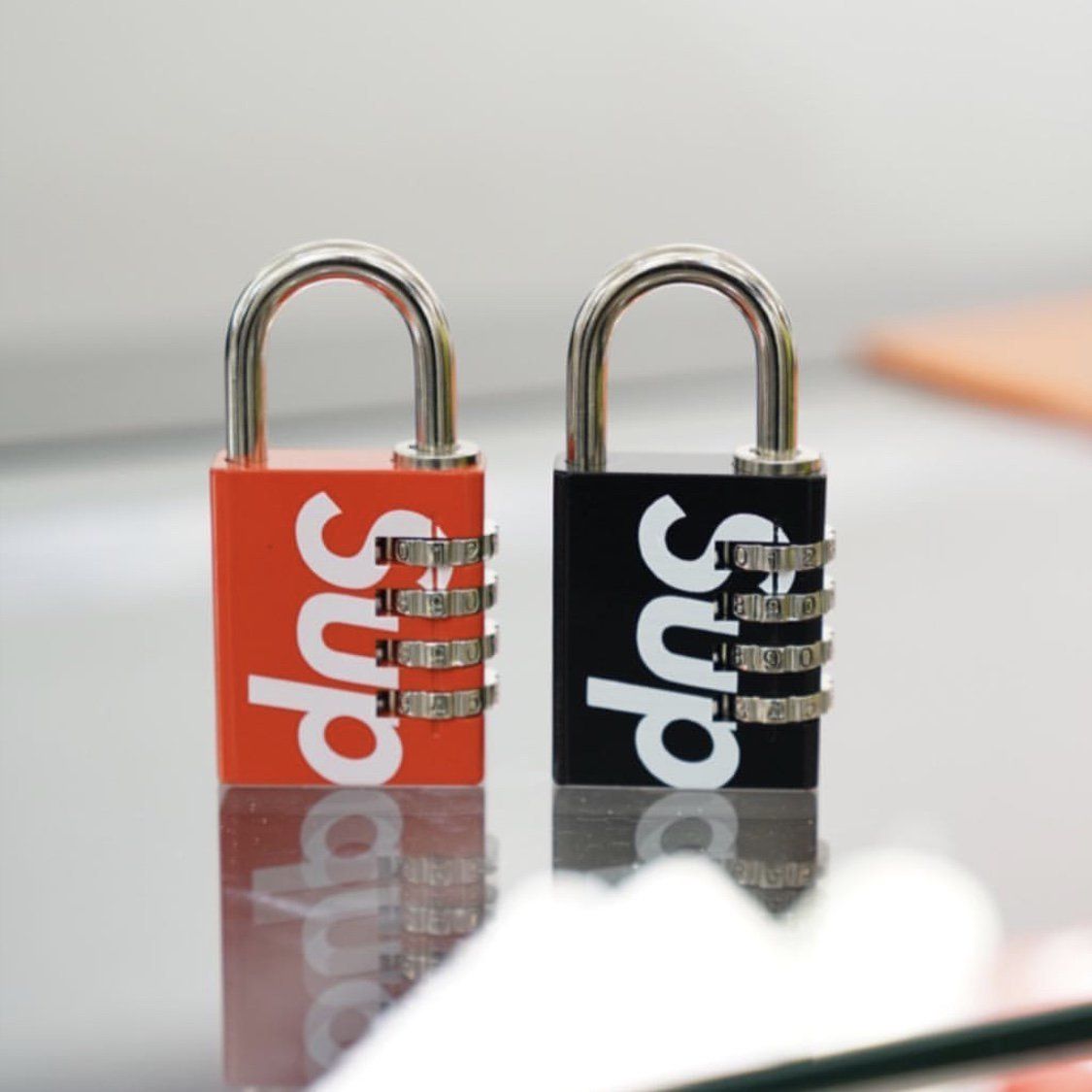 Supreme Master Lock 南京錠 レッド 【公式通販】