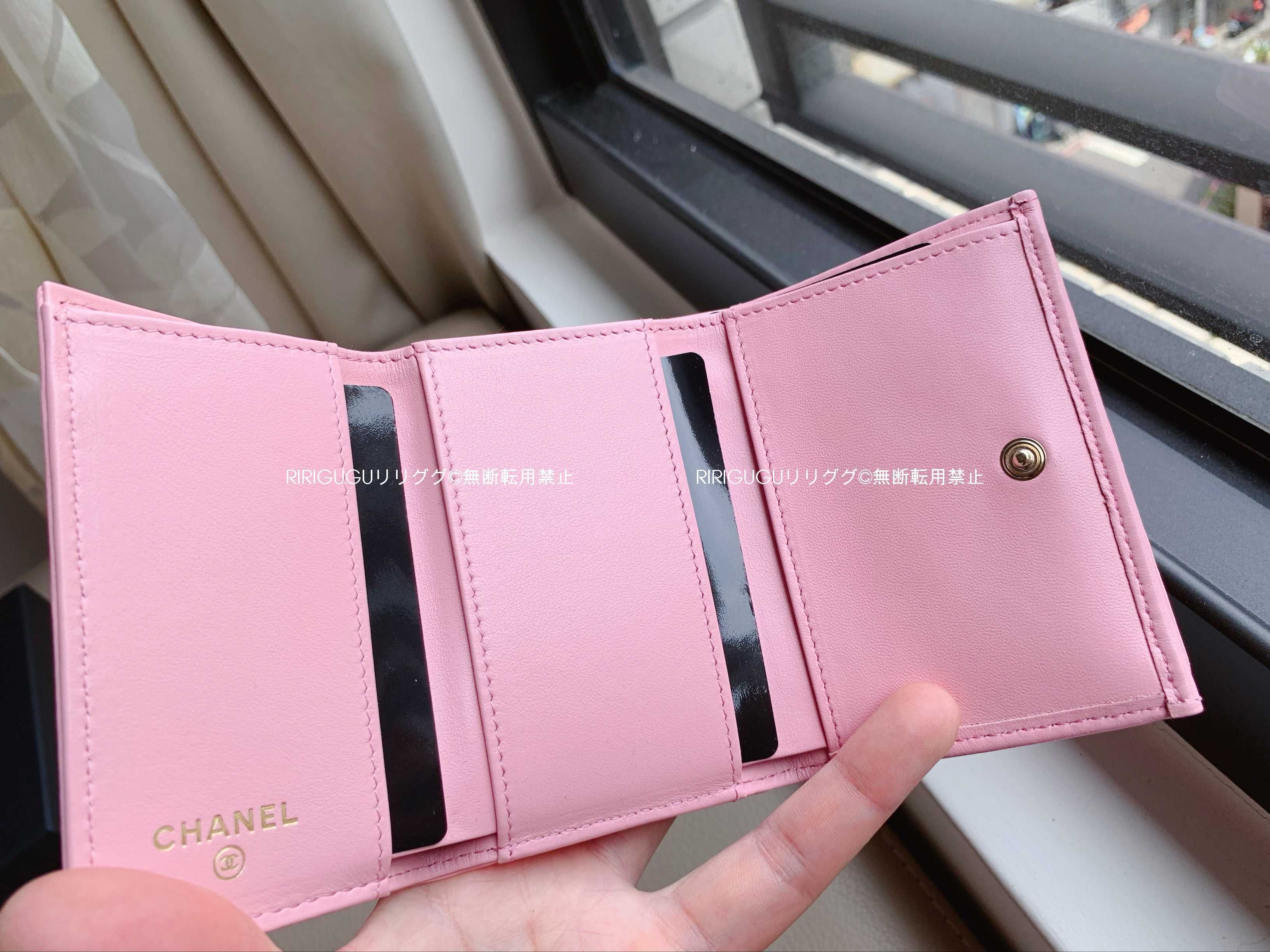 シャネル)AP0116☆カメリアエンボス三つ折りミニ財布☆ (CHANEL