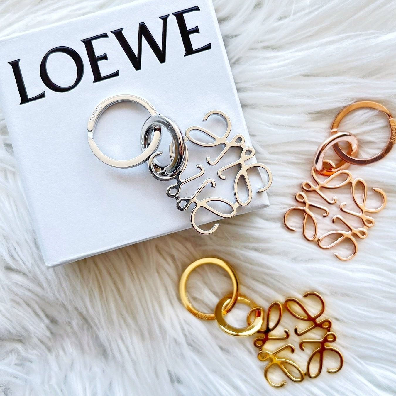 新品 LOEWE アナグラム キーリング ゴールド 【公式通販】