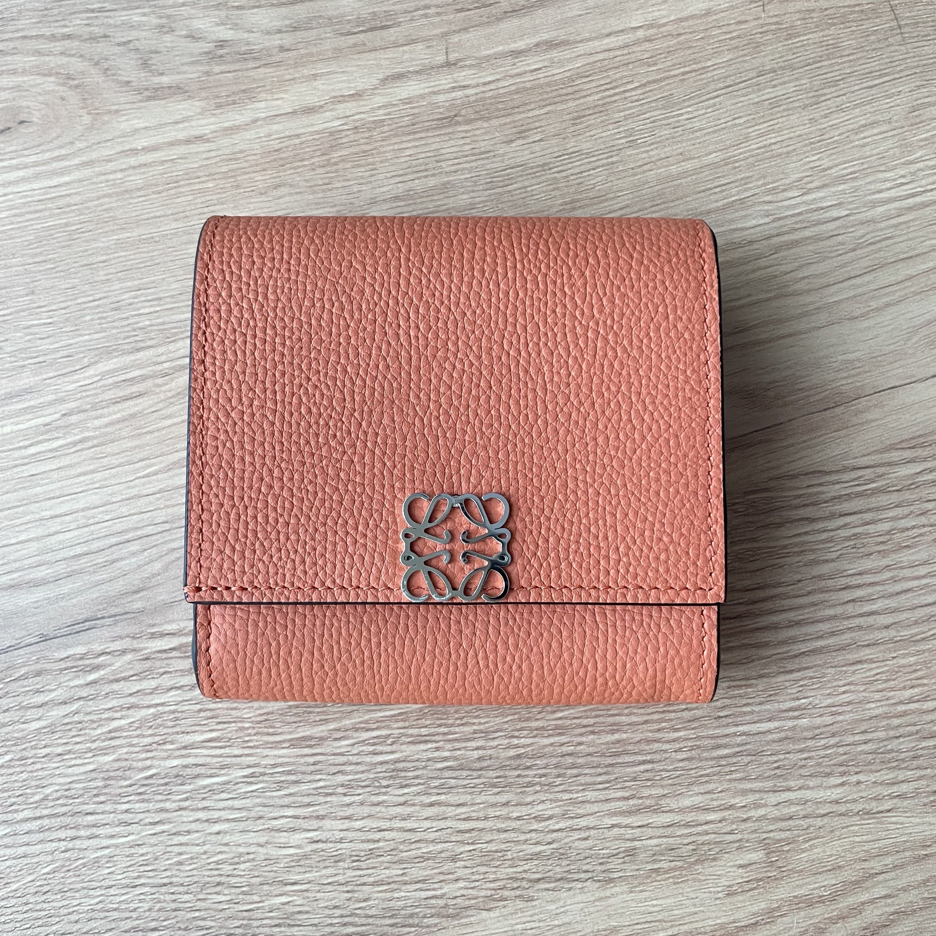 ロエベアナグラムフラップウォレット