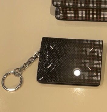 すぐ届く】＜Maison Margiela チェックキーケースギフト包装可 (Maison