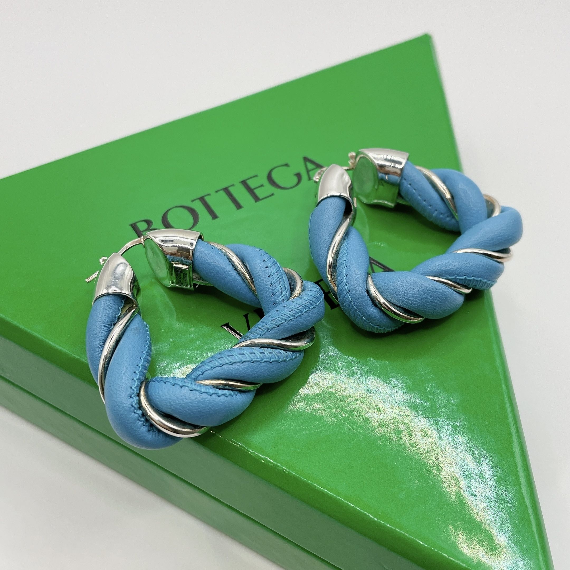 新品未使用】BOTTEGA VENETA ツイストピアス レザー フープ (BOTTEGA