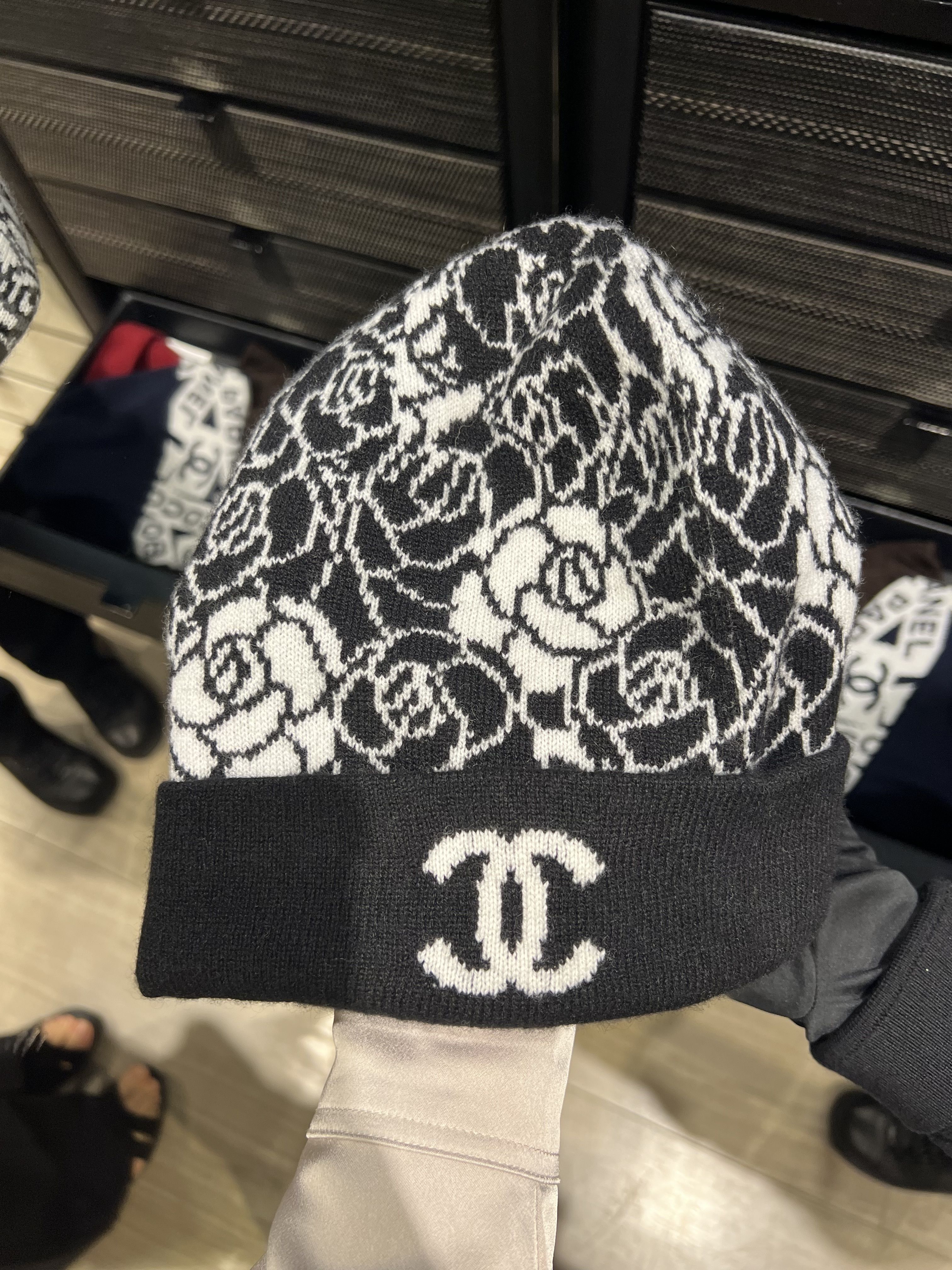 CHANEL ニット帽・ツイード柄 ビーニー ホワイト・ブラック この冬