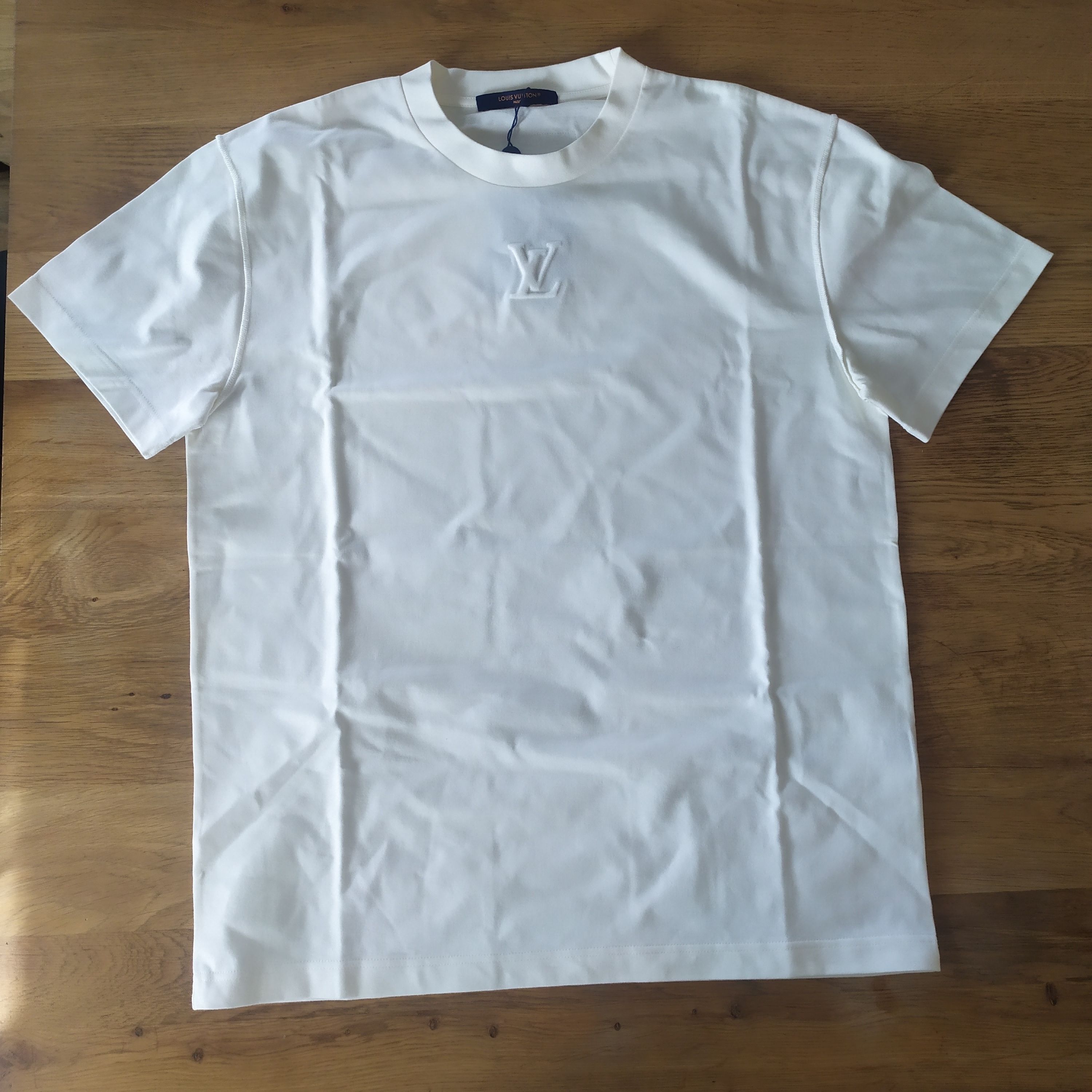 パリ直送!【ルイ・ヴィトン】☆エンボスLV Tシャツ☆ (Louis Vuitton/T