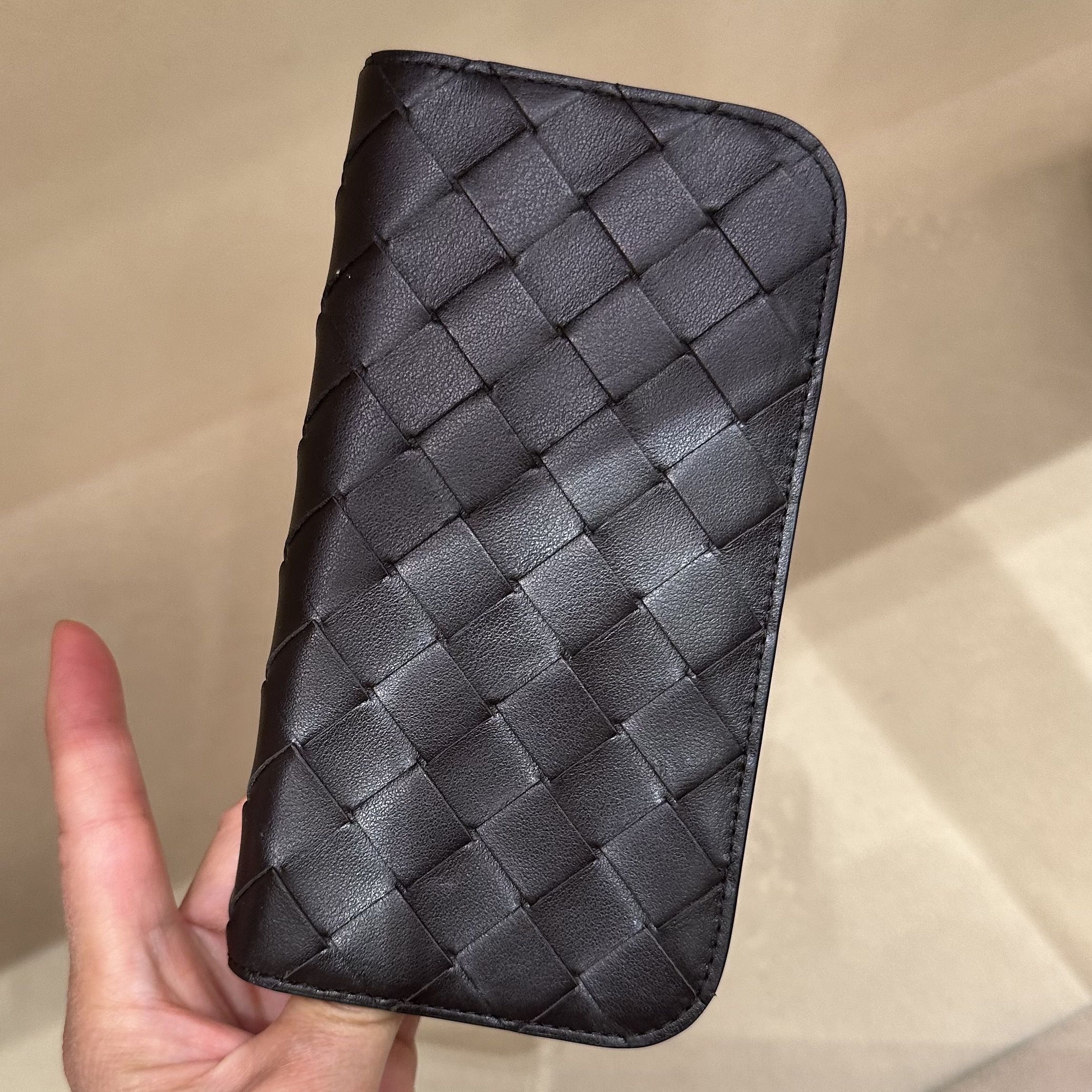 BOTTEGA VENETA イントレチャート iPhone 16 フォグリオ ケース