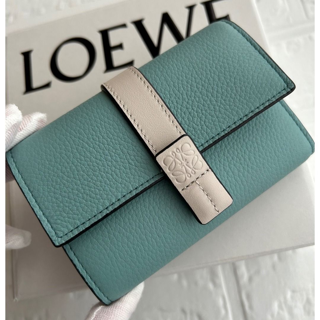 ロエベ アナグラムコンパクト フラップウォレット ローズマリー