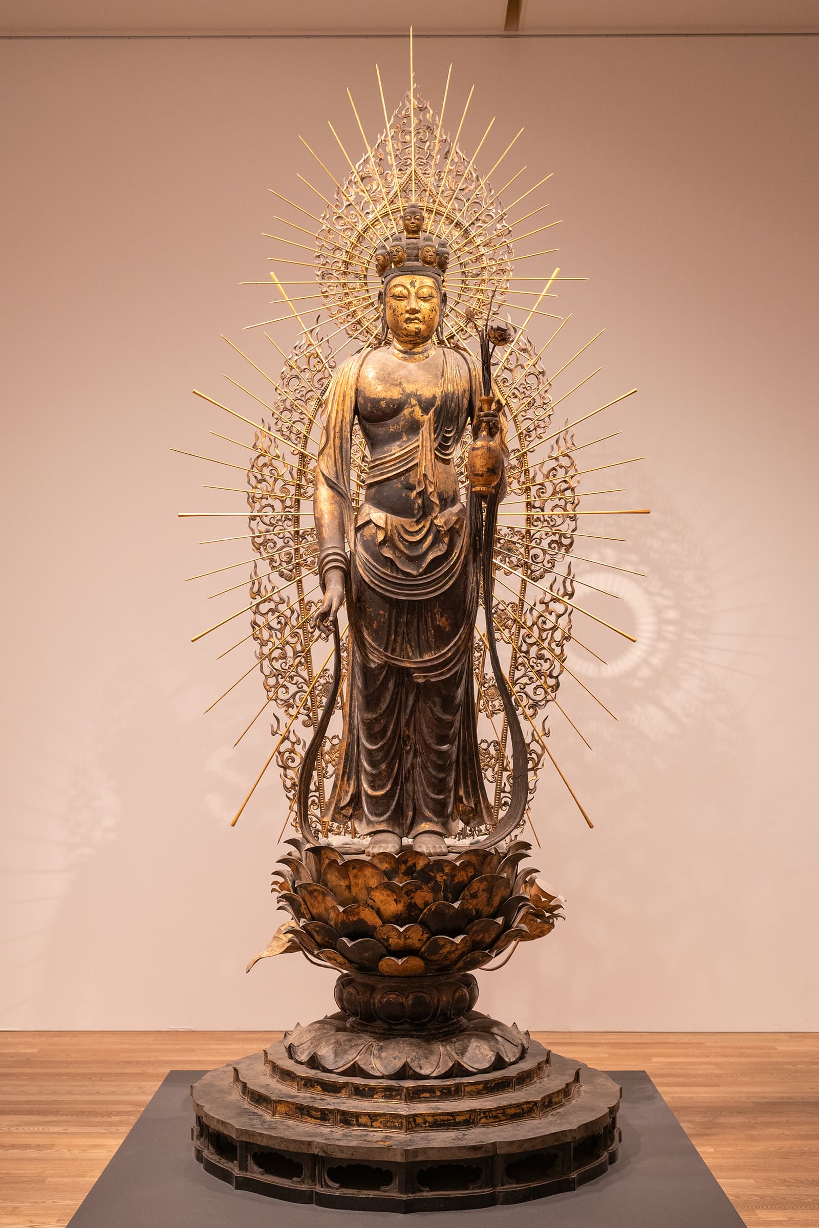 仏教美術 古銅 観音像 仏像 置物 重さ約1980g V 5954 時代 コレクター