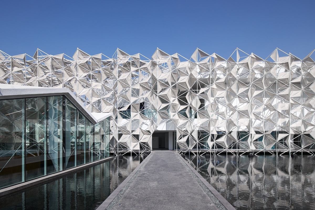 万博「ウーマンズ パビリオン」の白い膜ファサード、ドバイ万博日本館