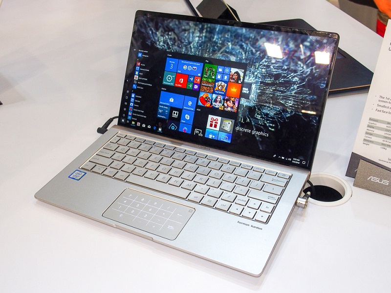 ASUSがPC新製品を展示、タッチパッドにテンキー搭載の「ZenBook 13／14