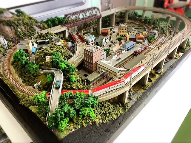 Zゲージの鉄道ジオラマ(完成品) Amazon | Zゲージ 完成ジオラマコース