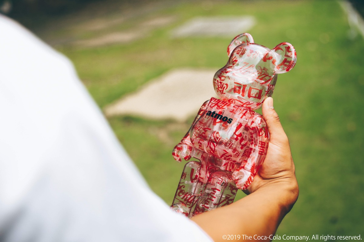 コカ・コーラ×メディコムトイ×アトモスがコラボしたベアブリックが発売