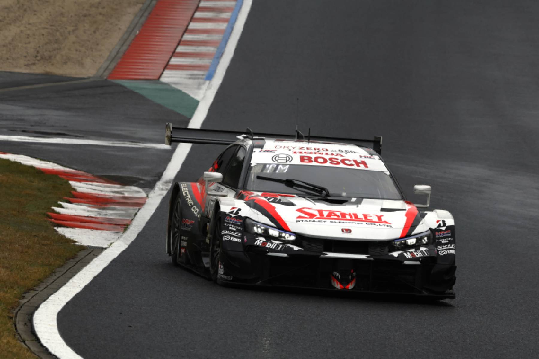 STANLEY CIVIC TYPE R-GTが最上位の4位。雨の難コンディションの中、ル