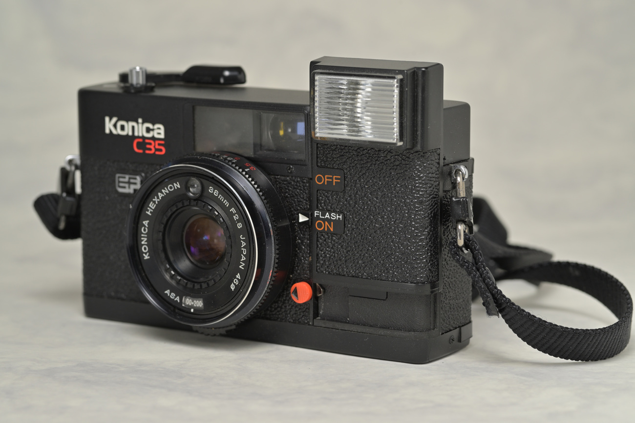 祖父の遺品であり初めてのフィルムカメラでもある、KONICA C35 EF