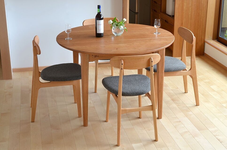 山桜の伸びる丸テーブル(4〜8人) | iichi 日々の暮らしを心地よくする