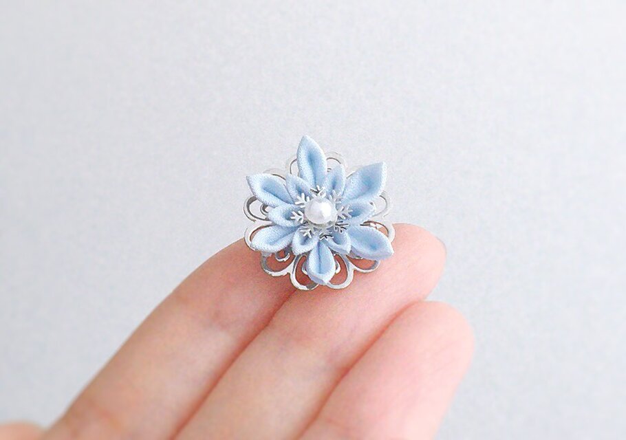 マスクにも】 雪の結晶のミニブローチ （ つまみ細工＊受注制作