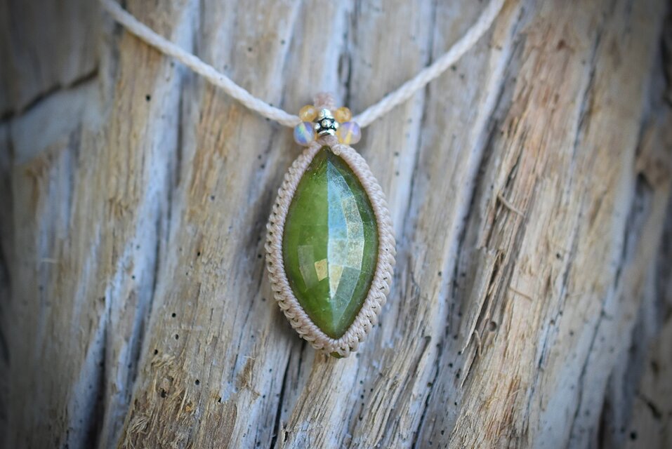 マーキスカット☆ファセットカット☆グリーンガーネット マクラメ