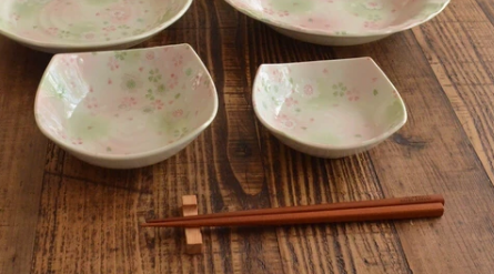大特価】【新品】美濃焼有古窯造 桜散し角盛皿 サイズ：17.0x17.0×H5