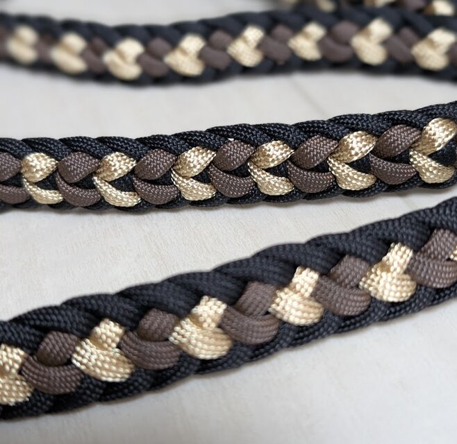 パラコード カフェリード 黒×ゴールド×濃茶 太めのLoveLove編み 中型