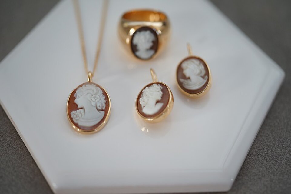 seasons】18kgp シェルカメオピアス（L） | iichi 日々の暮らしを