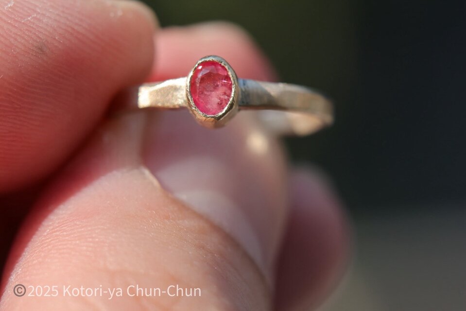 小鳥屋ジュエリー】「幻の赤いエメラルド」レッドベリル・K10YGリング