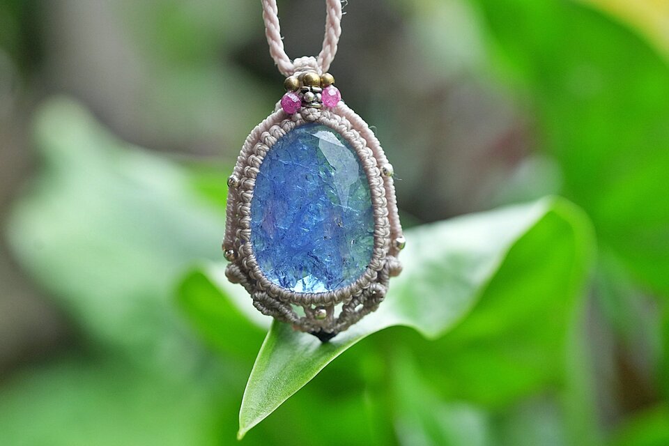 33ct.バイオタンザナイト☆ 虹の煌めき☆高品質 マクラメネックレス