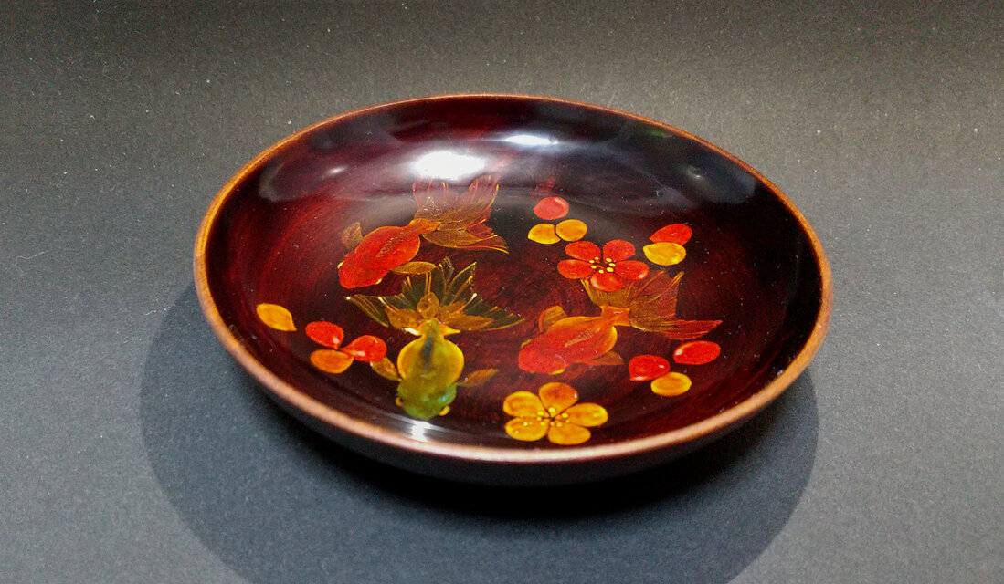 いたずら花と游ぐ金魚のお皿 | iichi 日々の暮らしを心地よくする