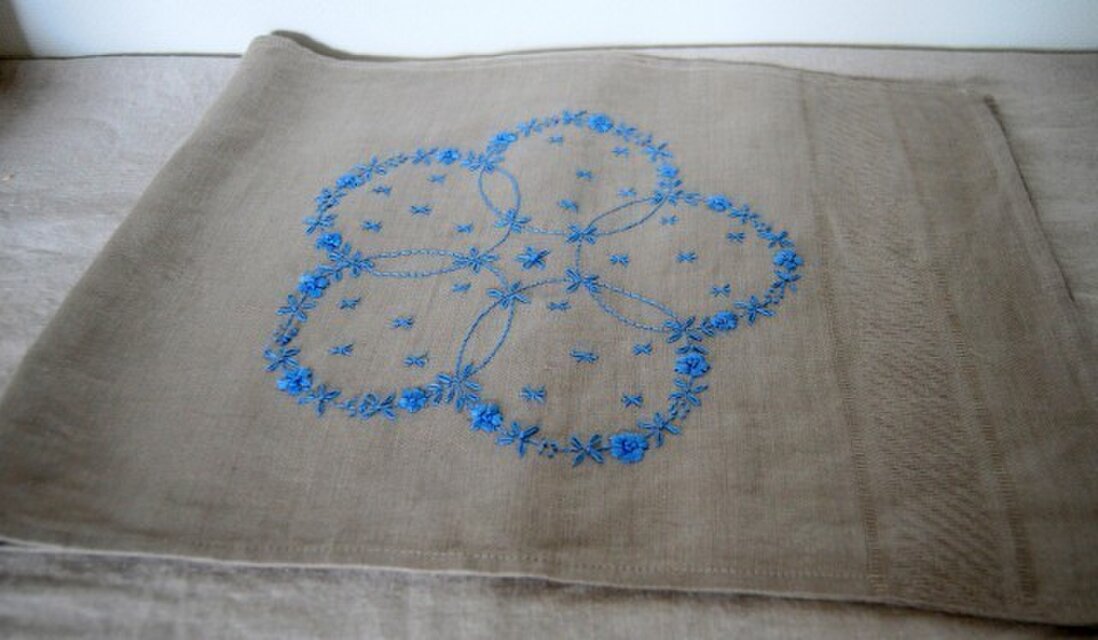 スウェーデン刺繍のリネンのクロス「花輪」 | iichi 日々の暮らしを
