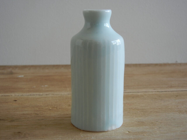 ミニ一輪挿し 青白磁しのぎ瓶 | iichi 日々の暮らしを心地よくする