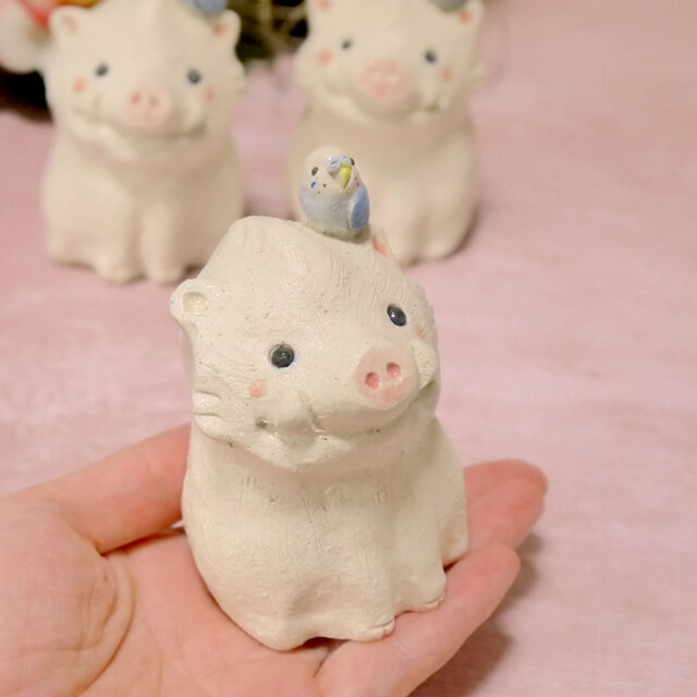 2019年干支の陶器の置物 亥の小鳥「お座り猪とセキセイインコ