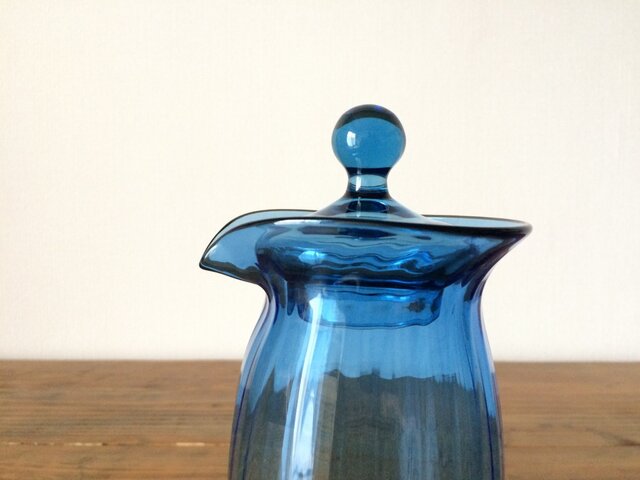 再入荷】吹きガラスの蓋付きピッチャー（ブルー） | iichi 日々の