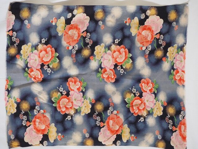 m0014 椿紋様子供着物ハギレ☆古布・古裂/絞り/錦紗縮緬 | iichi 日々