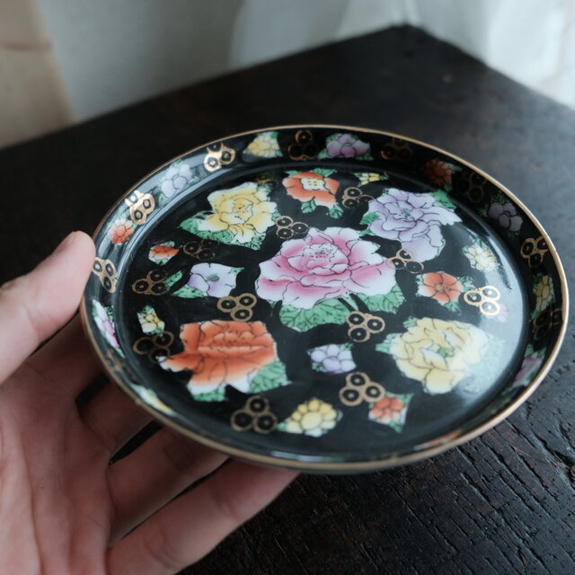 黒にカラフルな花文様◇中国製造 色絵金彩中皿プレート 器 チャイナ