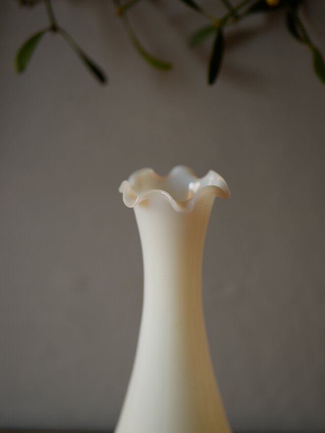 オパリンガラス フラワーベース BLANC フランスヴィンテージ