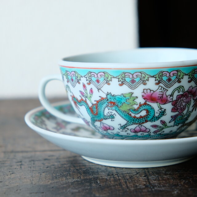 3匹の龍と草花◇チャイナレトロで可愛い。中国景徳鎮 色絵カップ