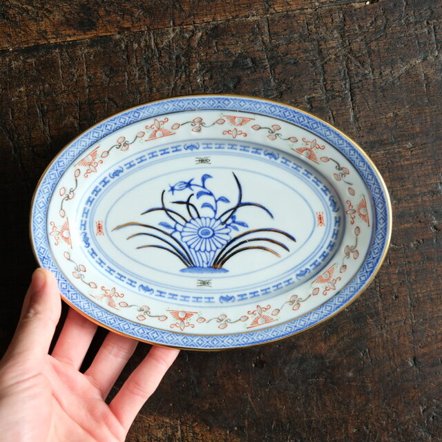 餃子を乗せたくなる◇見込みに青花。中国景徳鎮 蛍焼赤絵金彩オーバル