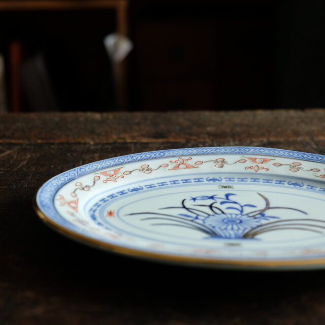 餃子を乗せたくなる◇見込みに青花。中国景徳鎮 蛍焼赤絵金彩オーバル