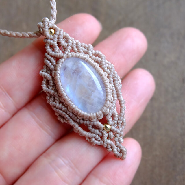 ムーンストーン（スリランカ産）マクラメ編みペンダントネックレス 6月