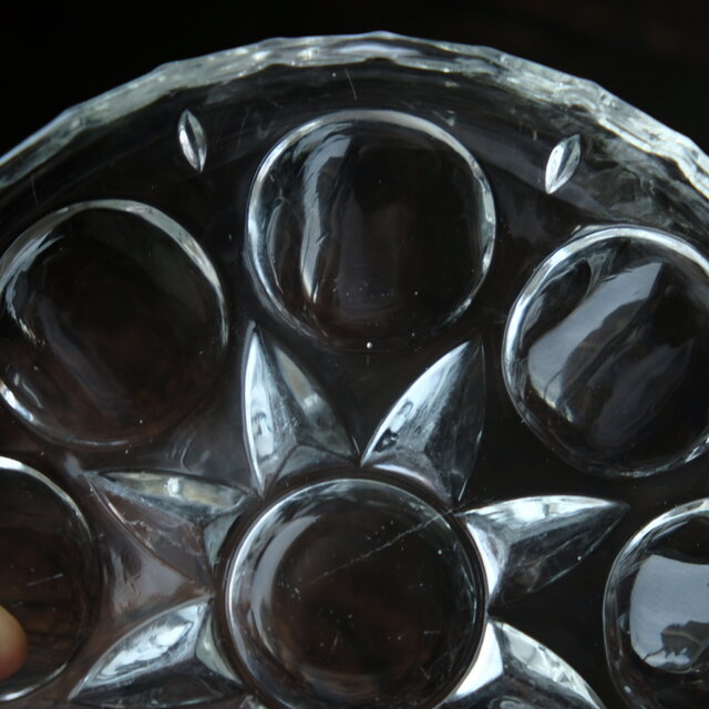 見込みに六芒星◇八つの丸文様。昭和後期 プレスガラス中皿 丁寧な