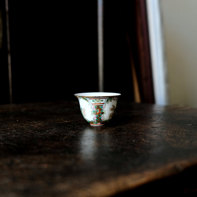 麒麟に乗る唐子◇中国産 花文色絵金彩小ぶり猪口 茶杯 器 シノワズリ